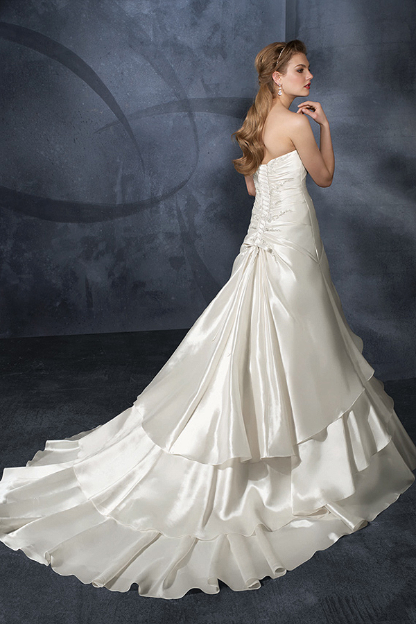 Court Train Floral Sweetheart Ivory Wedding Gown - Click Image to Close